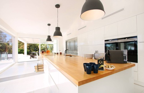 Urbanizacion Hacienda las Chapas Villa | Villa moderna y lujosa en Marbella con vistas