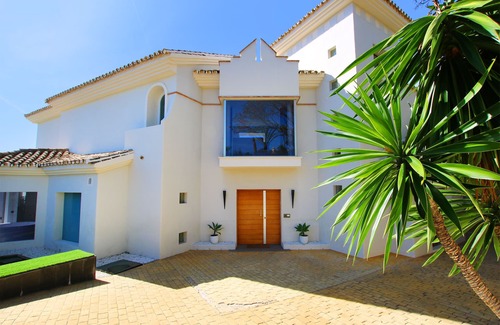 Urbanizacion Hacienda las Chapas Villa | Villa moderna y lujosa en Marbella con vistas