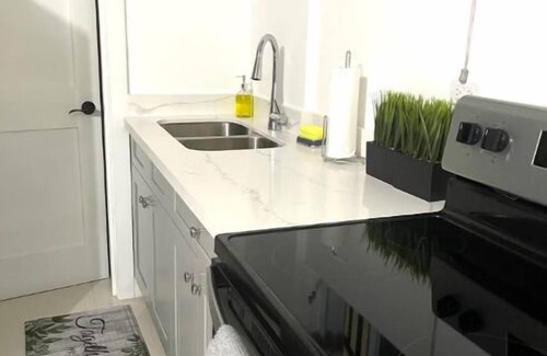 Barbican Apartamento | Modern Luxury 1BR Condo in Kingston