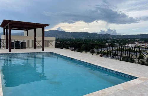 Barbican Apartamento | Modern Luxury 1BR Condo in Kingston