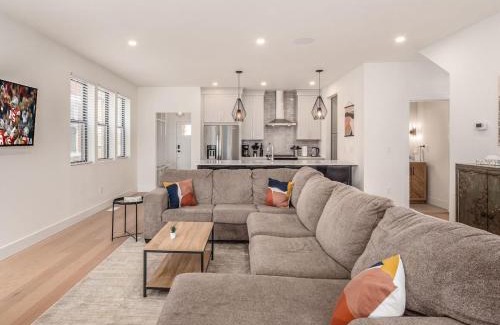Near East Columbus Casa | Modern Luxury 4BR 3 5BA Oasis in Historic Old Town East PD