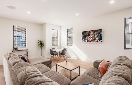 Near East Columbus Casa | Modern Luxury 4BR 3 5BA Oasis in Historic Old Town East PD