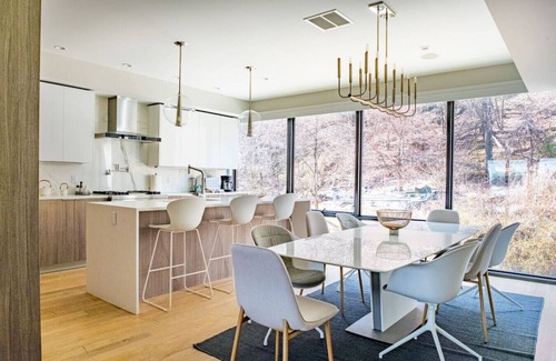 North Bergen Apartamento | Modern Luxury: 4BR Townhome + Den + NYC Views