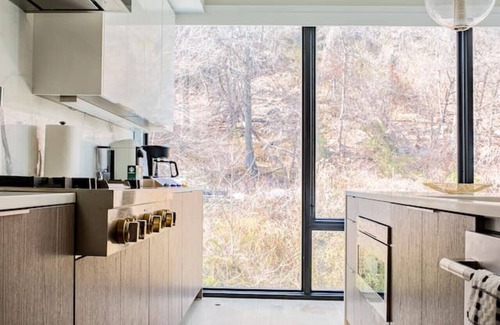North Bergen Apartamento | Modern Luxury: 4BR Townhome + Den + NYC Views