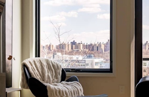 North Bergen Apartamento | Modern Luxury: 4BR Townhome + Den + NYC Views
