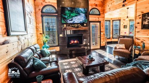 Gatlinburg - Pigeon Forge Casa | Modern Luxury-6 Bed 5 Bath CABIN AMAZING LOCATION & PRIVACY! -4 Miles to Gatlinburg-7 to Dollywood-Hot Tub-Fireplace-King Suits-Theater-Grill-Free Parking for 10 Vehicles-Fire pit-Fully Stocked Kitchen-"Smoky View Cabin"