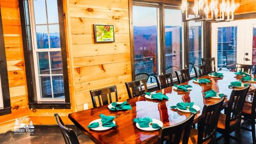 Gatlinburg - Pigeon Forge Casa | Modern Luxury-6 Bed 5 Bath CABIN AMAZING LOCATION & PRIVACY! -4 Miles to Gatlinburg-7 to Dollywood-Hot Tub-Fireplace-King Suits-Theater-Grill-Free Parking for 10 Vehicles-Fire pit-Fully Stocked Kitchen-"Smoky View Cabin"