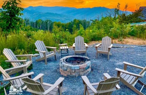 Gatlinburg - Pigeon Forge Casa | Modern Luxury-6 Bed 5 Bath CABIN AMAZING LOCATION & PRIVACY! -4 Miles to Gatlinburg-7 to Dollywood-Hot Tub-Fireplace-King Suits-Theater-Grill-Free Parking for 10 Vehicles-Fire pit-Fully Stocked Kitchen-"Smoky View Cabin"