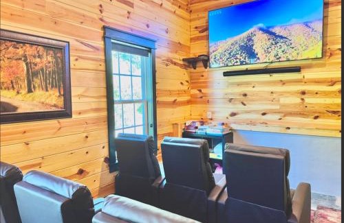 Gatlinburg - Pigeon Forge Casa | Modern Luxury-6 Bed 5 Bath CABIN AMAZING LOCATION & PRIVACY! -4 Miles to Gatlinburg-7 to Dollywood-Hot Tub-Fireplace-King Suits-Theater-Grill-Free Parking for 10 Vehicles-Fire pit-Fully Stocked Kitchen-"Smoky View Cabin"