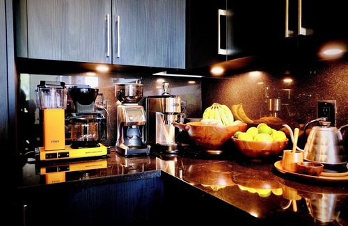 Bouldin Apartamento | Modern Luxury Condo in Austin - WFH Setup, Rooftop, Pool, & Barton Springs