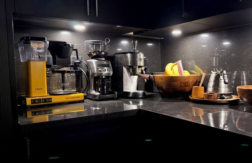 Bouldin Apartamento | Modern Luxury Condo in Austin - WFH Setup, Rooftop, Pool, & Barton Springs