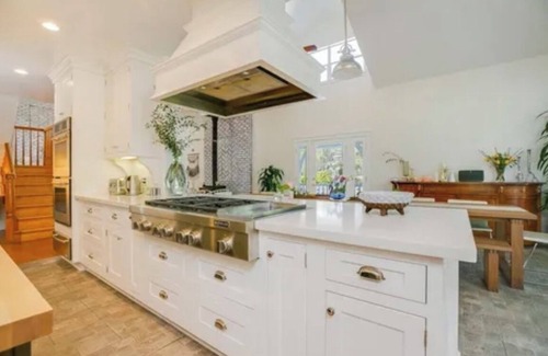 Ojai Otro | Serene Modern Farmhouse Retreat on 10acres -Yoga Studio -hosts 16