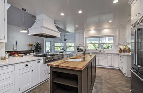 Ojai Otro | Serene Modern Farmhouse Retreat on 10acres -Yoga Studio -hosts 16