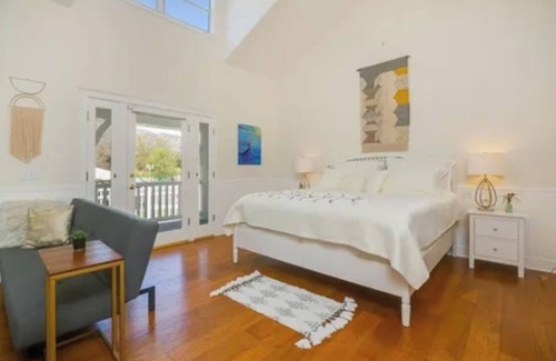 Ojai Otro | Serene Modern Farmhouse Retreat on 10acres -Yoga Studio -hosts 16