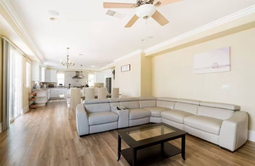 Santa Ana Casa | Modern Luxury Home Near Disney