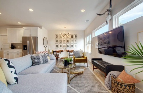 East MLK Casa | Modern Luxury Home | Shared Pool