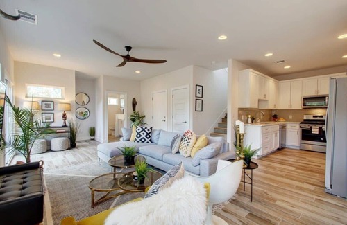 East MLK Casa | Modern Luxury Home | Shared Pool