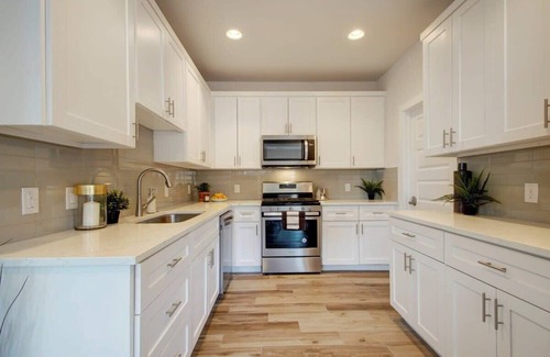 East MLK Casa | Modern Luxury Home | Shared Pool