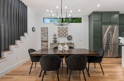 South Congress Casa | MODERN LUXURY HOME W/FABULOUS SHADED YARD! POOL! 5BR 4.5 BA HOME - SOCO & DT
