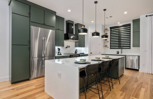 South Congress Casa | MODERN LUXURY HOME W/FABULOUS SHADED YARD! POOL! 5BR 4.5 BA HOME - SOCO & DT