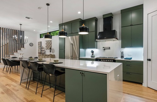 South Congress Casa | MODERN LUXURY HOME W/FABULOUS SHADED YARD! POOL! 5BR 4.5 BA HOME - SOCO & DT
