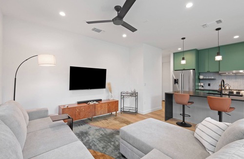 Govalle Casa | Modern Luxury in the Heart of Austin – 3BR/2.5BA with Huge Balcony