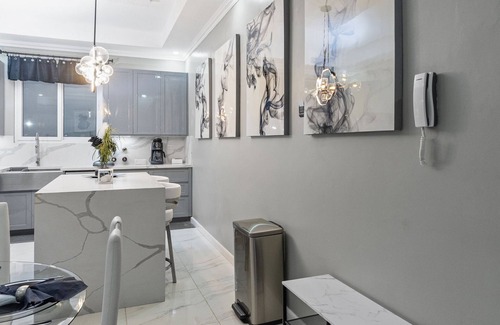 New Kingston Apartamento | Modern Luxury Penthouse, 24 Hrs Security, Gated Comm, Rooftop Pool, WI-FI, AC