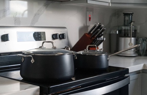 New Kingston Apartamento | Modern Luxury Penthouse, 24 Hrs Security, Gated Comm, Rooftop Pool, WI-FI, AC