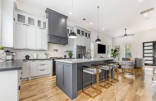 South Central Houston Casa | Modern/Luxury/Rooftop Deck/Downtown/Heated Pool/5BDRM