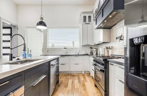 South Central Houston Casa | Modern/Luxury/Rooftop Deck/Downtown/Heated Pool/5BDRM
