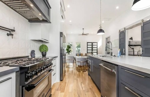 South Central Houston Casa | Modern/Luxury/Rooftop Deck/Downtown/Heated Pool/5BDRM