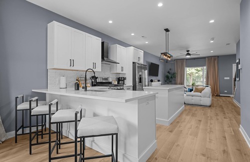 Geneva Casa | Modern Luxury Sleeps 8. Walk to DT Geneva