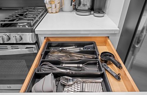 Geneva Casa | Modern Luxury Sleeps 8. Walk to DT Geneva