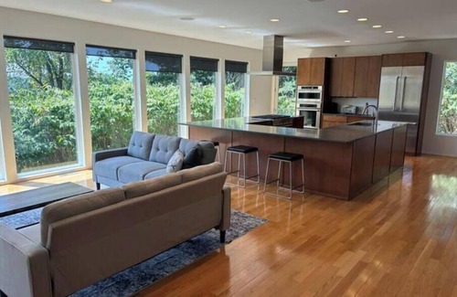 Morgantown Casa | Modern Luxury steps 0.4 mi from Stadium