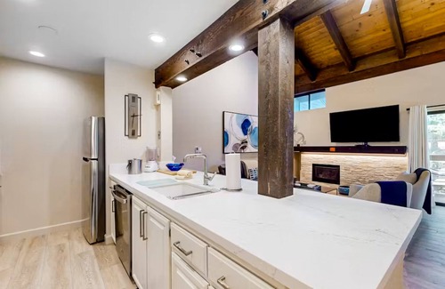 South Lake Tahoe Condominio | Modern luxury awaits at this Lakeland Village condo: top-tier amenities