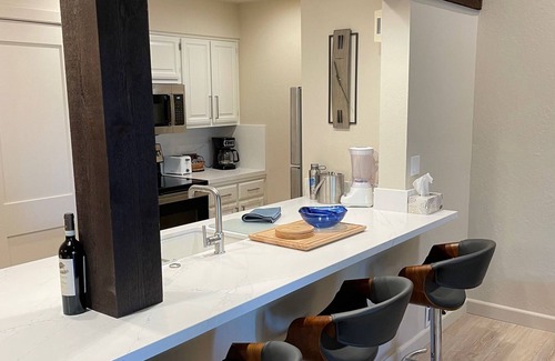 South Lake Tahoe Condominio | Modern luxury awaits at this Lakeland Village condo: top-tier amenities