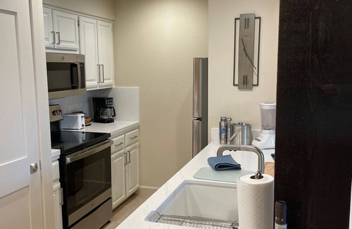 South Lake Tahoe Condominio | Modern luxury awaits at this Lakeland Village condo: top-tier amenities