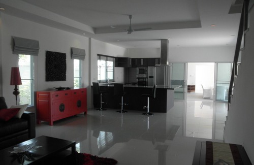 Ban Nong Sadao Villa | Moderna villa de lujo con piscina de agua salada, jacuzzi y jardín tropical