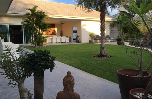 Ban Nong Sadao Villa | Moderna villa de lujo con piscina de agua salada, jacuzzi y jardín tropical