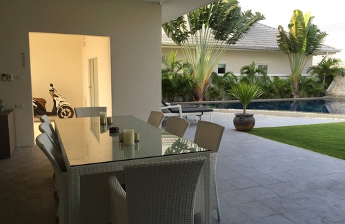 Ban Nong Sadao Villa | Moderna villa de lujo con piscina de agua salada, jacuzzi y jardín tropical