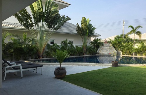 Ban Nong Sadao Villa | Moderna villa de lujo con piscina de agua salada, jacuzzi y jardín tropical