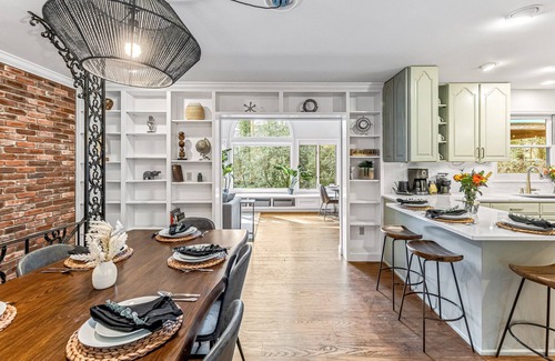 Hendersonville Casa | Modern Luxury Woodland Hendo Haven w/ hot tub