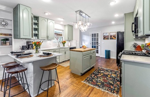 Hendersonville Casa | Modern Luxury Woodland Hendo Haven w/ hot tub