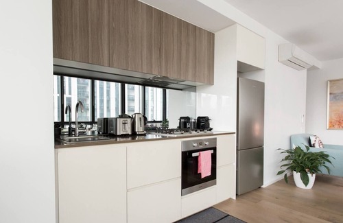 Docklands Apartamento | Modern Magic on Yarra River with Resort Amenities