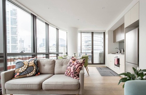Docklands Apartamento | Modern Magic on Yarra River with Resort Amenities