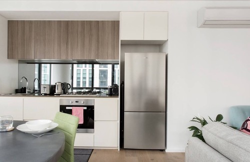 Docklands Apartamento | Modern Magic on Yarra River with Resort Amenities