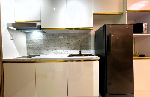 Pio del Pilar Condominio | Modern Makati City Condo with Parking & Cityscape View Balcony