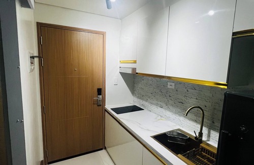 Pio del Pilar Condominio | Modern Makati City Condo with Parking & Cityscape View Balcony