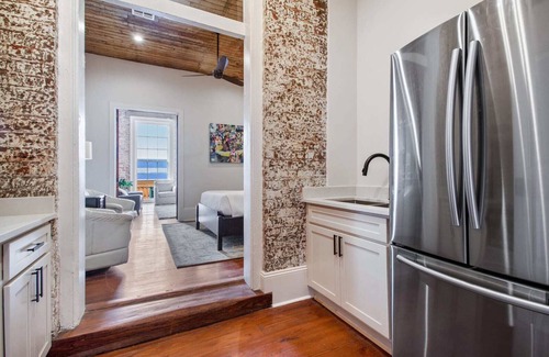 Faubourg Marigny Apartamento | Modern Marigny Apt with Balcony & views of The French Quarter.