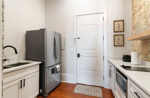 Faubourg Marigny Apartamento | Modern Marigny Apt with Balcony & views of The French Quarter.